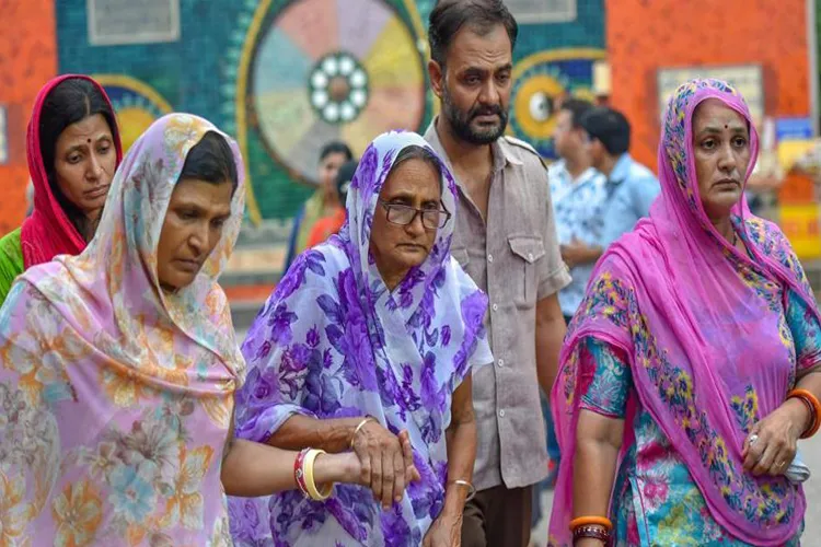 बुराड़ी कांड: 20 पन्नों में 11 मौत का 'कोडवर्ड', सीक्रेट चिट्ठी में बीड़ी वाले तांत्रिक का सच बुराड़ी कांड: 20 पन्नों में 11 मौत का 'कोडवर्ड', सीक्रेट चिट्ठी में बीड़ी वाले तांत्रिक का सच- India TV Hindi