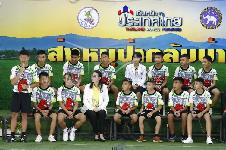 थाईलैंड: गुफा से रेस्क्यू के बाद पहली बार पब्लिक के सामने आई युवा फुटबॉल टीम, बताई पूरी कहानी thailand cave rescue: first public appearance after leaving hospital- India TV Hindi