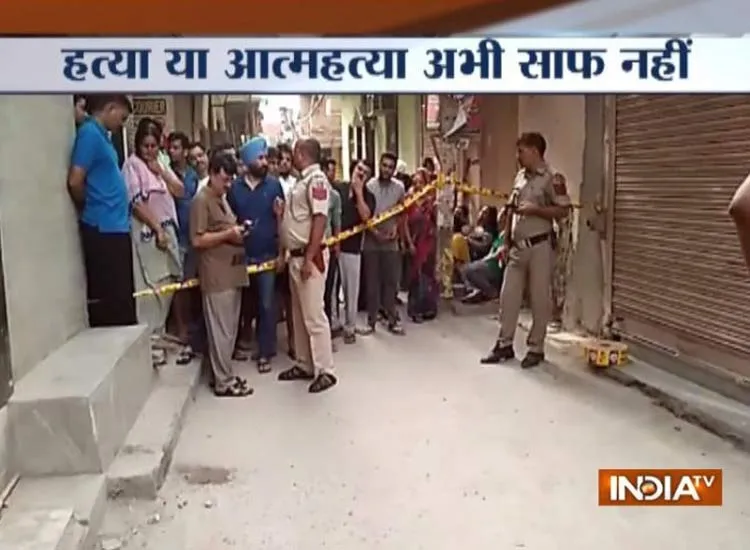 दिल्ली के बुराड़ी में लटके मिले एक ही परिवार की 7 महिलाओं समेत 11 लोगों के शव <p>burari</p>- India TV Hindi