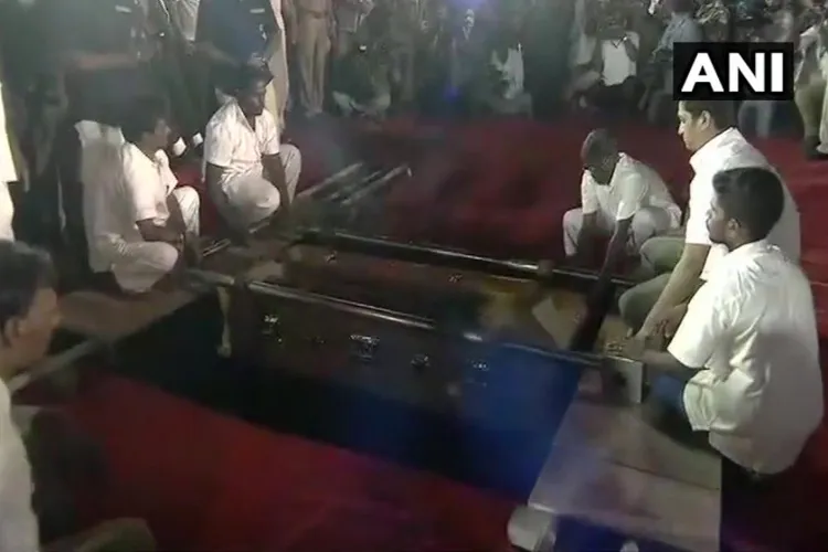 मिट्टी में दफ्न हुए दक्षिण भारतीय राजनीति के 'भीष्म पितामह' करुणानिधि, अंतिम संस्कार संपन्न <p>Chennai: M Karunanidhi being laid to rest at Marina...- India TV Hindi