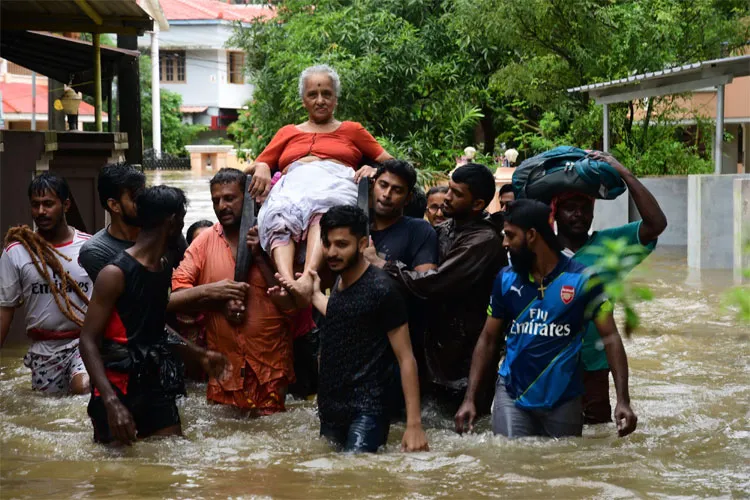 केरल में भारी बारिश के चलते 27 की मौत, केंद्र सरकार ने कहा- हरसंभव मदद करेंगे Kerala flood: Death toll reaches 27, two more Idukki dam gates opened | PTI- India TV Hindi