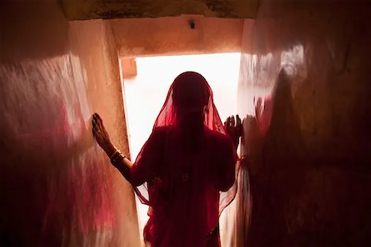 शख्स ने दोस्त को दिया बीवी उधार, अब वापस लेने के लिए काट रहा थाने का चक्कर- India TV Hindi