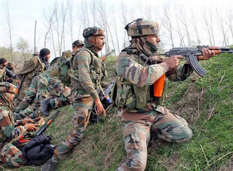 जम्मू-कश्मीर के शोपियां में सुरक्षाबलों और आतंकियों के बीच मुठभेड़ जारी, इलाके को खाली कराया गया Jammu and Kashmir- India TV Hindi