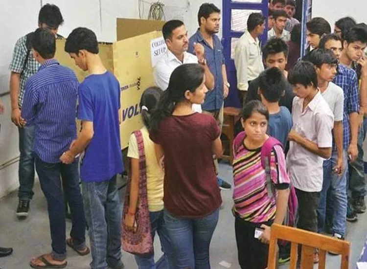 ईवीएम में खराबी और छात्रों के हंगामे के कारण डूसू चुनाव मतगणना निलंबित DUSU results- India TV Hindi