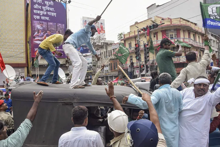 विपक्ष का 'भारत बंद': कहीं ट्रेन रोकी तो कहीं जबरन दुकानें बंद कराई, तस्वीरों में देखें कैसा रहा माहौल <p>Bharat Bandh</p>- India TV Hindi