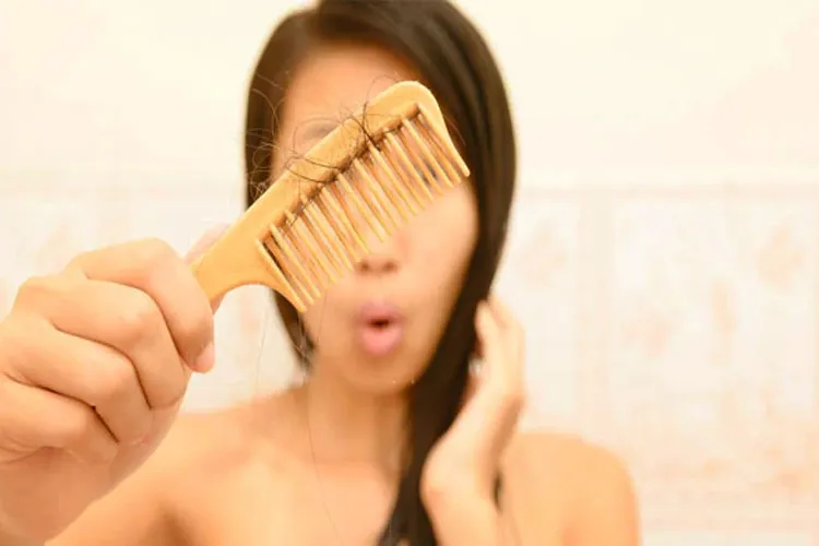 झड़ते हुए बालों से पाना है निजात तो शहद का यूं करें इस्तेमाल <p>hair fall</p>- India TV Hindi