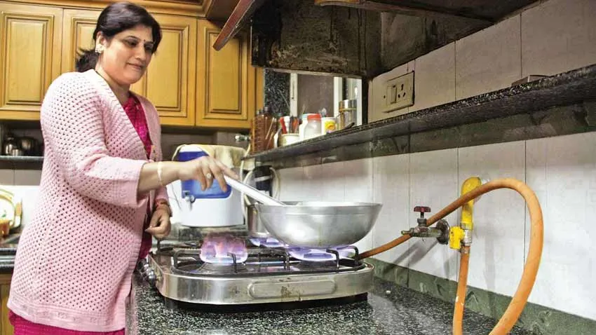 City gas retail licence: अडानी, IOC, BPCL, टोरेंट गैस ने जीती सबसे ज्यादा बोलियां, 84 शहरों के लाइसेंस हुए नीलाम PNG- India TV Paisa