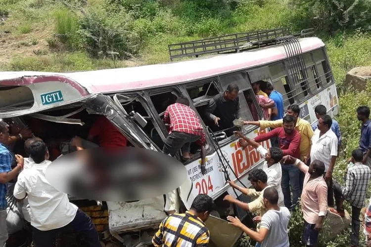 तेलंगाना के कोंडागट्टू के पास दर्दनाक हादसा, बस के खाई में गिरने से 57 लोगों की मौत, 30 घायल तेलंगाना में बड़ा हादसा, खाई में गिरी बस- India TV Hindi