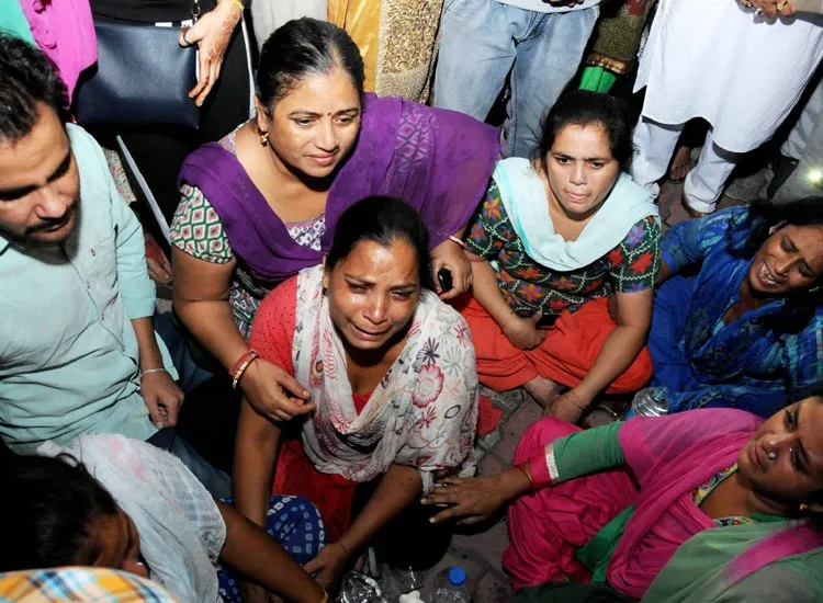 Amritsar train accident: पंजाब में राजकीय शोक का ऐलान, सरकारी दफ्तर, स्कूल और कॉलेज रहेंगे बंद Amritsar train accident- India TV Hindi