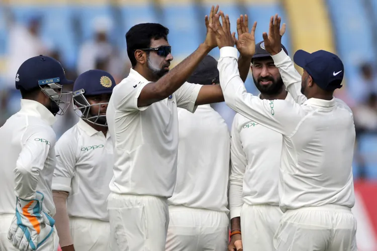 India vs West Indies: दूसरे दिन भारतीय गेंदबाजों के आगे लड़खड़ाती दिखी वेस्टइंडीज की पारी, भारत अभी भी 555 रन आगे भारतीय टीम- India TV Hindi