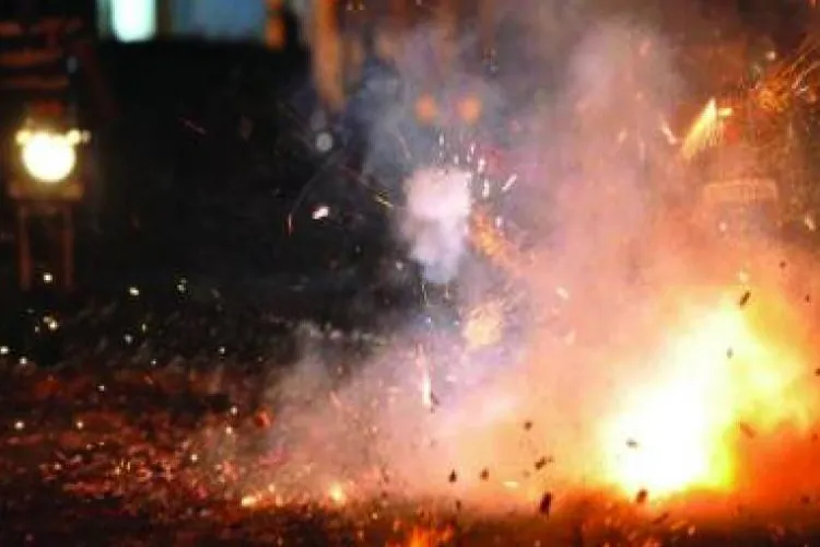 Diwali Tips: दिवाली में होने वाले एयर पॉल्यूशन से अपनी हेल्थ का इस तरह रखें ख्याल <p>diwali fire</p>- India TV Hindi