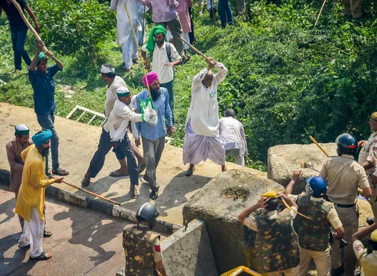 किसानों को मनाने में नाकाम रही सरकार, जारी रहेगा आंदोलन, आज बंद रहेंगे गाजियाबाद के सभी स्कूल <p>Police personnel clash with farmers protesting at...- India TV Hindi