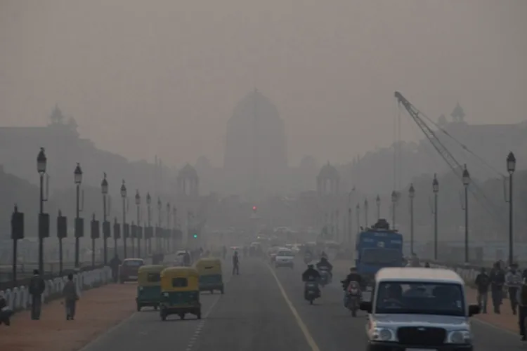 Delhi Air pollution: फिर 'गैस चैंबर' बन रही है दिल्ली, इन बीमारियों का खतरा बढ़ा <p>India Gate</p>- India TV Hindi