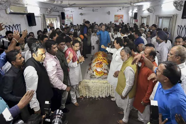 मदनलाल खुराना पंचतत्व में विलीन, दिल्ली में दो दिवसीय राजकीय शोक की घोषणा <p>People pay their last respects to the mortal remains of...- India TV Hindi