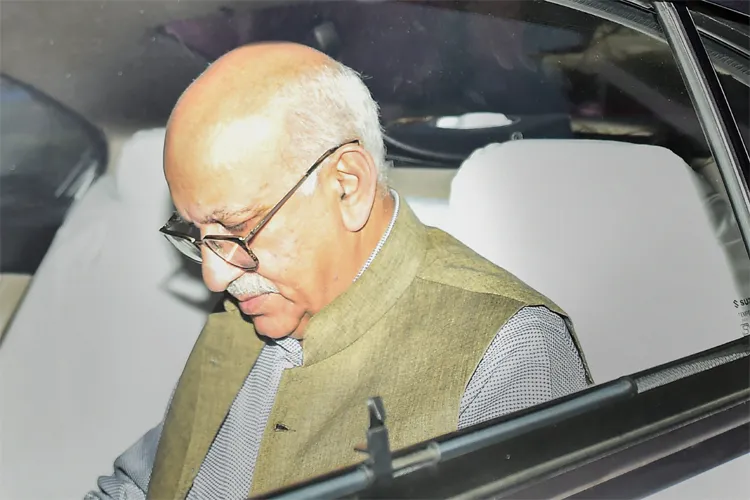 #MeToo : विदेश राज्य मंत्री पद से एम जे अकबर का इस्तीफा, राष्ट्रपति ने मंजूर किया M J Akbar resigns as minister, President accepts Akbar's resignation- India TV Hindi