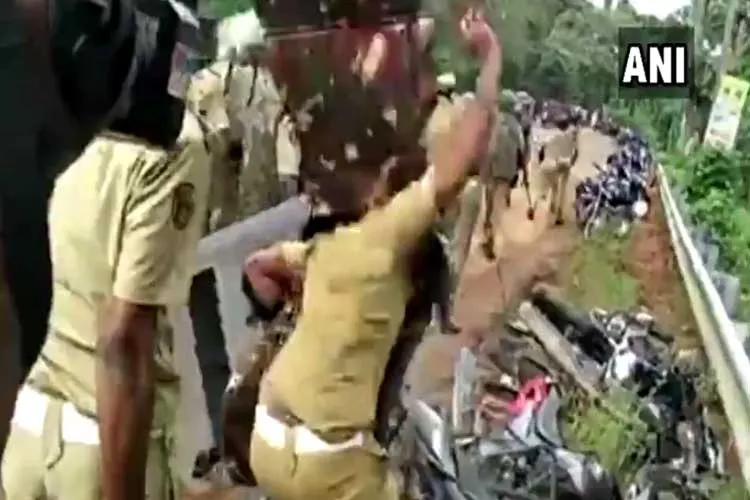 सबरीमाला मंदिर में महिलाओं की एंट्री को लेकर हंगामा, कई इलाकों में धारा 144 लागू <p>Police personnel vandalise vehicles parked in Pampa</p>- India TV Hindi
