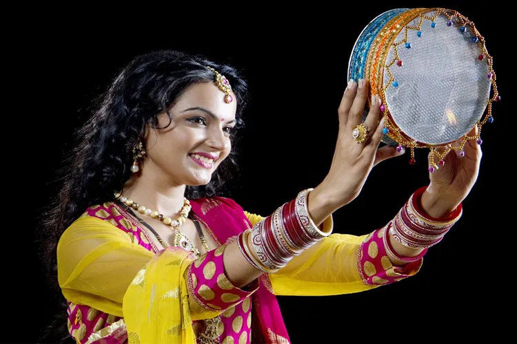 प्रेग्नेंट महिला अगर रख रही हैं करवा चौथ का व्रत तो इन बातों का जरूर रखें ख्याल <p>pregnant woman</p>- India TV Hindi