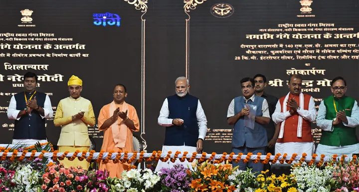 पीएम मोदी ने वाराणसी को दिया 2413 करोड़ का तोहफा, कहा- सिर्फ विकास की राजनीति चाहती है देश की जनता <p>PM Modi in Varanasi</p>- India TV Hindi