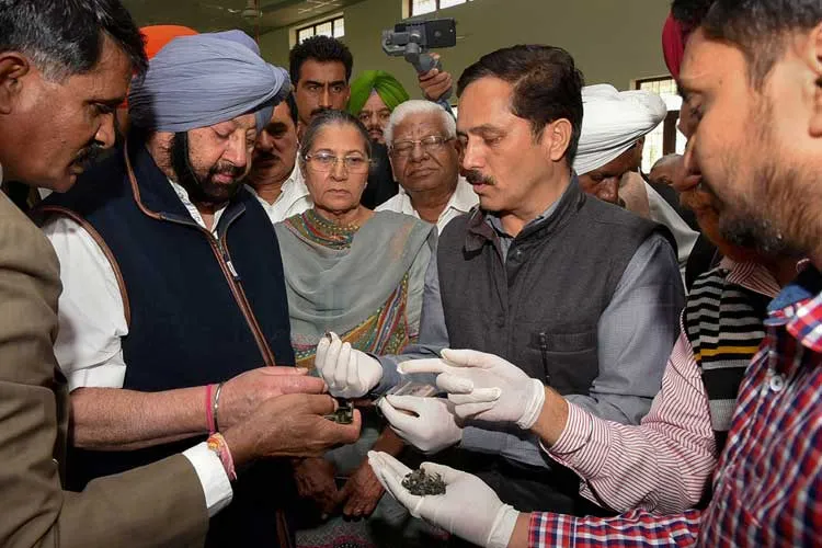 CM अमरिंदर सिंह का दावा, 'अमृतसर में इस्तेमाल ग्रेनेड पाक आयुध कारखाने में तैयार हथगोले के समान' <p>Punjab Chief Minister Capt Amarinder Singh visits the...- India TV Hindi