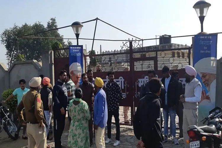 निरंकारी भवन पर हमला: पूछताछ के लिए पुलिस ने कट्टरपंथियों को हिरासत में लिया निरंकारी भवन पर हमला: पूछताछ के लिए पुलिस ने कट्टरपंथियों को हिरासत में लिया- India TV Hindi