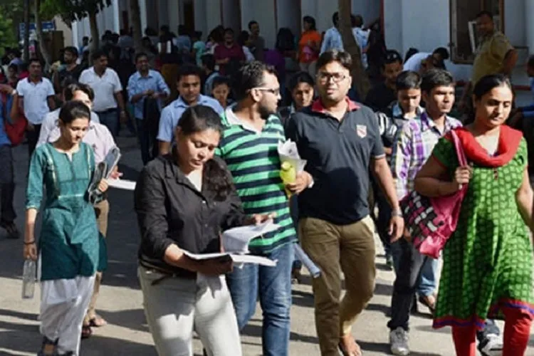 बेरोजगारी की 2 दर्दनाक तस्वीरें, इंजीनियर बनना चाहते हैं जेल वॉर्डर और अध्यापक- चपरासी <p>सांकेतिक तस्वीर (Photo...- India TV Hindi