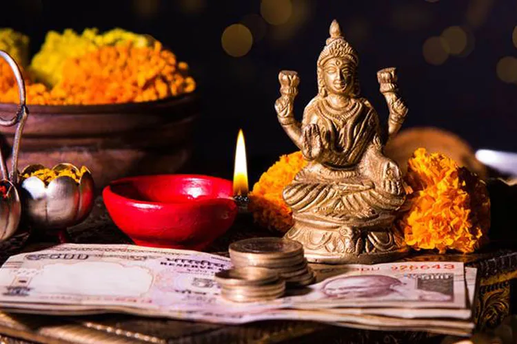 Diwali 2018: जानें कब है दीवाली, साथ ही जानें शुभ मुहूर्त और लक्ष्मी पूजन की पूरी विधि Laxmi- India TV Hindi