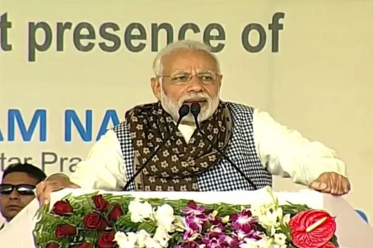 गाजीपुर में गरजे पीएम मोदी, किसानों के कंधे पर बंदूक रखकर लगाया कांग्रेस पर निशाना <p><span style="color: #626262; background-color:...- India TV Hindi