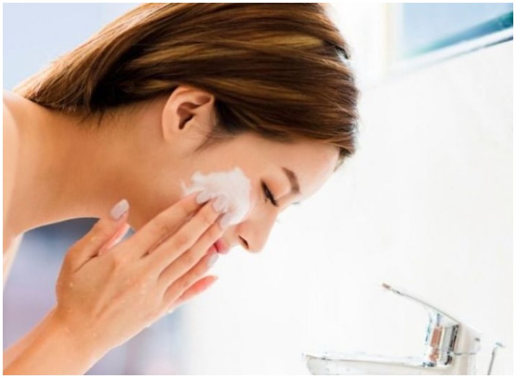 स्किन को हेल्दी रखना चाहते हैं तो भूलकर भी चेहरे पर साबुन का इस्तेमाल ना  करें-why you should not use soap on your face - India TV Hindi