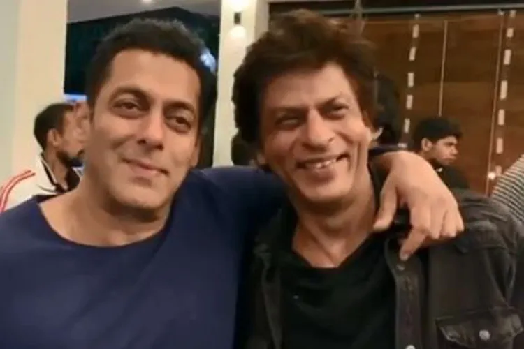 शाहरुख खान-सलमान खान ने साथ में देखी 'करण-अर्जुन', देखें Video Shah Rukh Khan Salman Khan watches Karan Arjun together - India TV Hindi