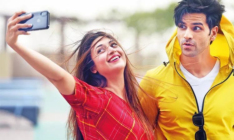 शो के सेट पर मोबाइल के साथ ऐसे प्रैंक करते हैं विवेक दहिया <p>विवेक दहिया</p>- India TV Hindi