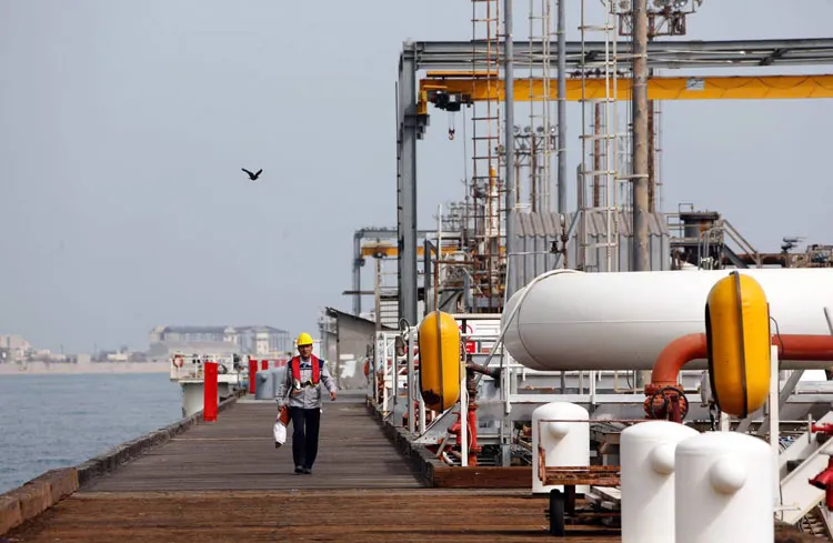 ईरान से कच्चे तेल की खरीद पर रुपए में भुगतान पर नहीं देना होगा टैक्स, सरकार ने दी ये छूट iran oil- India TV Paisa