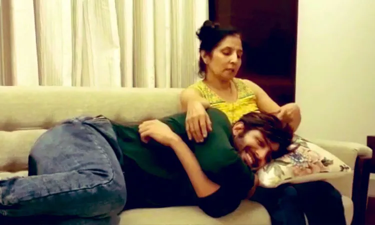 मां की गोद में लेटकर 'लुका-छुपी' एक्टर कार्तिक आर्यन ने मनाया संडे <p>कार्तिक आर्यन</p>- India TV Hindi