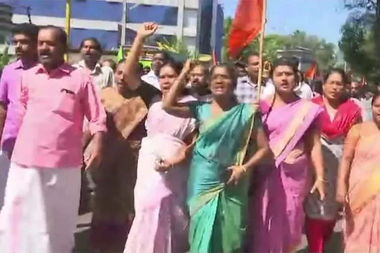 सबरीमला में महिलाओं के प्रवेश के खिलाफ केरल में बंद के दौरान हिंसा Sabrimala- India TV Hindi