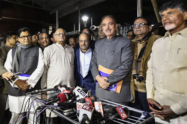 विपक्षी पार्टियों ने चुनाव आयोग से कहा, आप यह काम करें तो हमें EVM से आपत्ति नहीं Opposition parties meet Election Commission over EVM issue | PTI- India TV Hindi