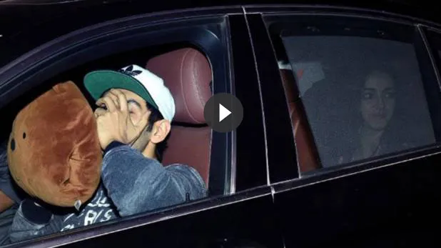 अनन्या पांडे के साथ फिर स्पॉट हुए कार्तिक आर्यन, मीडिया को देखकर छिपाने लगे अपना चेहरा <p>कार्तिक आर्यन</p>- India TV Hindi