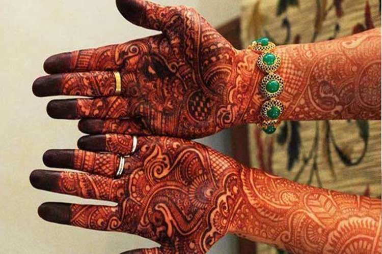 सर्दियों में मेहंदी कैसे लगाएं | Uses of mehndi henna for hair in winter in  hindi - India TV Hindi