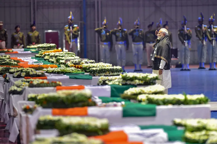 पुलवामा हमला: PM मोदी ने 40 शहीदों के पार्थिव शरीर की परिक्रमा की, नमन कर दी श्रद्धांजलि Narendra Modi- India TV Hindi