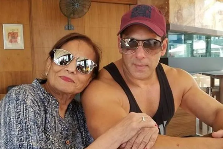 सलमान खान ने अपनी मम्मी सलमा खान को लग्जरी कार की गिफ्ट, अंदर पढ़ें डिटेल्स Salman Khan, Salma Khan- India TV Hindi