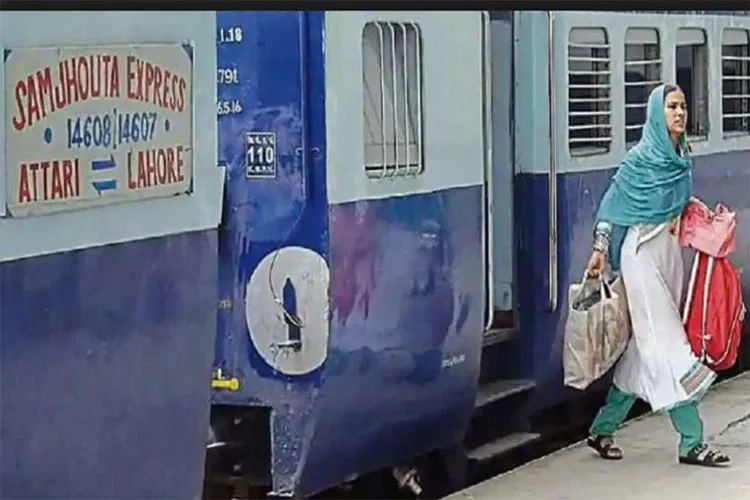 सीमा पर तनातनी का असर, पाकिस्तान ने रोकी समझौता एक्सप्रेस <p>Samjhauta Express</p>- India TV Hindi