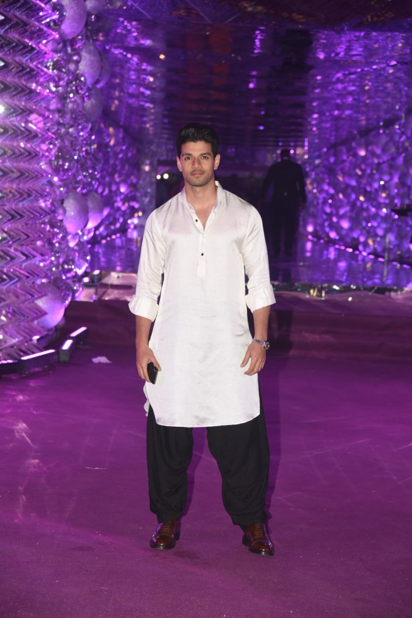 शाहरुख खान, बॉबी देओल सहित कई सितारे पहुंचे अजहर मोरानी की संगीत पार्टी ...