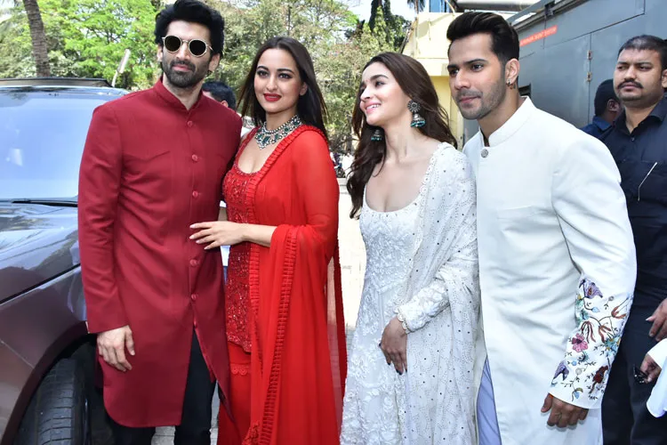 'कलंक' के टीजर रिलीज में दिखा आलिया-वरुण और सोनाक्षी सिन्हा-आदित्य रॉय का शानदार अंदाज, देखें तस्वीरें kalank alia bhatt varun dhawan sonakshi sinha aditya roy kapur- India TV Hindi