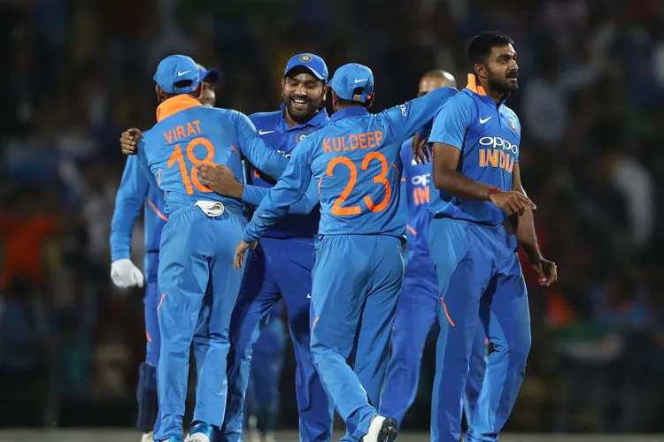 2nd ODI: कोहली और गेंदबाजों ने दिलायी भारत को वनडे में 500वीं जीत, रोमांचक रहा आखिरी ओवर 2nd ODI: कोहली और गेंदबाजों ने दिलायी भारत को वनडे में 500वीं जीत, रोमांचक रहा आखिरी ओवर- India TV Hindi