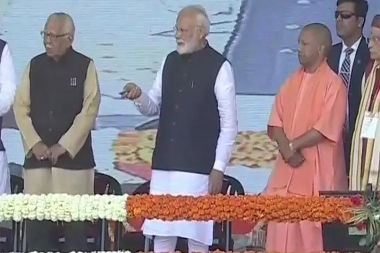 PM Modi in Uttar Pradesh: 'देश में एकता का वातावरण बनाए रखना बहुत अहम' PM Narendra Modi unveils slew of projects in UP- India TV Hindi