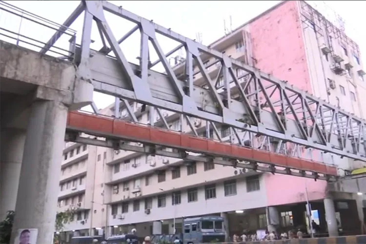 मुंबई ब्रिज हादसा: 6 लोगों की मौत, रेलवे और BMC अधिकारियों के खिलाफ मामला दर्ज Mumbai Bridge Collapse- India TV Hindi