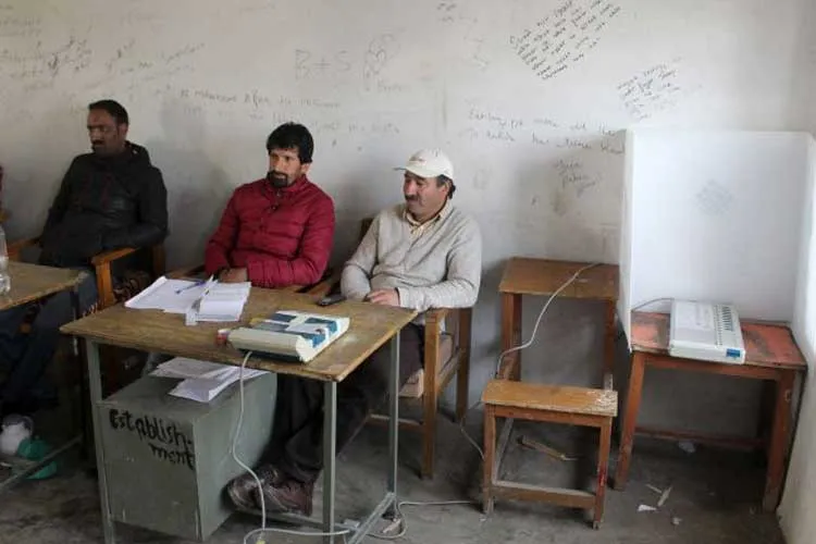 लोकसभा चुनाव 2019: श्रीनगर लोकसभा सीट के 90 मतदान केंद्रों पर किसी ने नहीं डाला वोट <p>polling booth (Representational pic)</p>- India TV Hindi