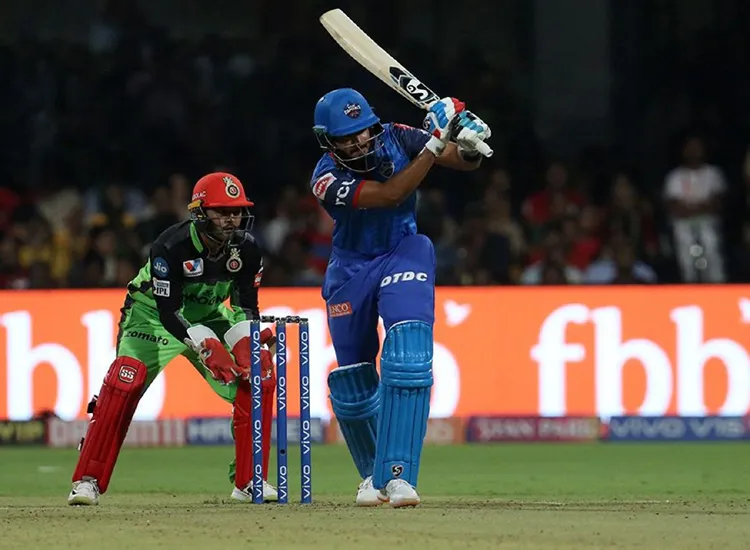 आईपीएल 2019, रॉयल चैलेंजर्स बैंगलोर बनाम दिल्ली कैपिटल्स, RCB vs DC: रबाडा (21/4) की घातक गेंदबाजी के बाद अय्यर (67) की कप्तानी पारी से दिल्ली 4 विकेट से जीता, लगातार छठी हार से RCB लगभग प्लेऑफ से बाहर Live Cricket Score IPL Score Cricket RCB vs DC live Cricket Score blog match updates Royal Challenge- India TV Hindi