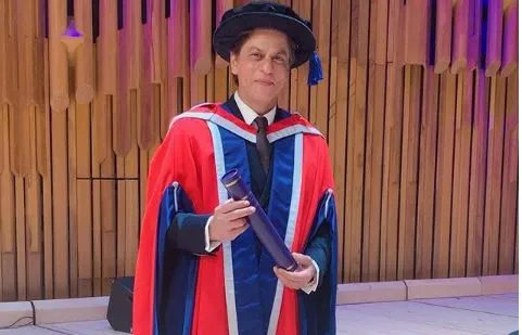 शाहरुख खान को द यूनिवर्सिटी ऑफ लॉ लंदन ने दी डॉक्टरेट की उपाधि <p>शाहरुख खान</p>- India TV Hindi