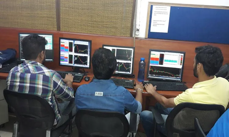 लोकसभा चुनाव के लिए मतदान शुरू होने के साथ बाजार में सतर्क रुख, सेंसेक्स व निफ्टी में मामूली वृद्धि share market- India TV Paisa