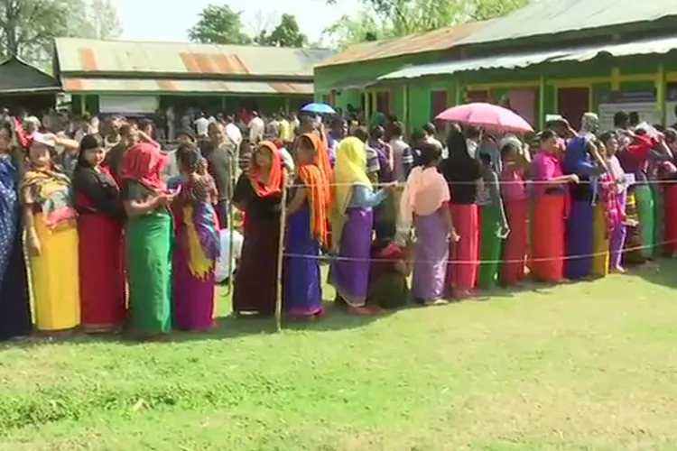 उत्तर प्रदेश और छत्तीसगढ़ सहित विभिन्न इलाकों में एक बजे तक 20 से 50 प्रतिशत मतदान- India TV Hindi