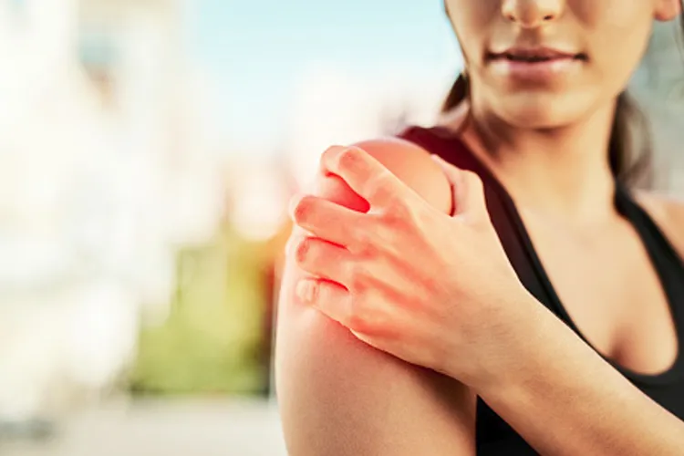 सावधान! कंधे के दर्द को ना करें अनदेखा, हो सकती है ये गंभीर बीमारी <p>health care</p>- India TV Hindi